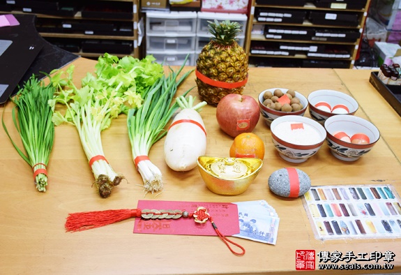 剃胎毛、滿月剃頭、嬰兒剃頭、嬰兒理髮、嬰兒剃髮、嬰兒剃胎毛、嬰兒滿月剃頭、寶寶剃頭、剃胎毛儀式、剃胎毛吉祥話、滿月剃頭儀式、滿月剃頭吉祥話、寶寶剃胎毛、寶寶滿月剃頭理髮、新北永和區剃胎毛、新北永和區滿月剃頭、新北永和區嬰兒剃頭剃胎毛、新北永和區嬰兒理髮、新北永和區嬰兒剃髮、陳寶寶(新北永和區嬰兒寶寶滿月剃頭理髮、免費嬰兒剃胎毛儀式吉祥話)。中國風會場，爸媽寶貝免費穿「日中韓」古裝禮服。專業拍照、DVD光碟、證書。★購買「臍帶章、肚臍章、胎毛筆刷印章」贈送：剃頭、收涎、抓周，三選一。2016.01.03 照片1